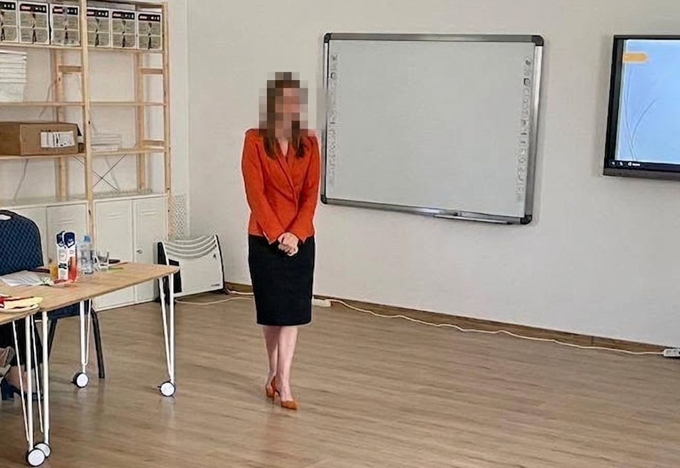 Flagrant. Directoarea Școlii Cilibia, în arest. Reținută pentru o mită de 10.000 de lei