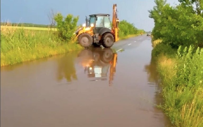 Drumuri și gospodării inundate. Efectele codului portocaliu