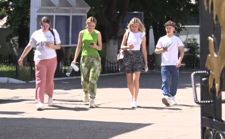 Emoții și căldură la examenul de Limba Română. Reacții ale elevilor după prima probă scrisă a Bacalaureatului