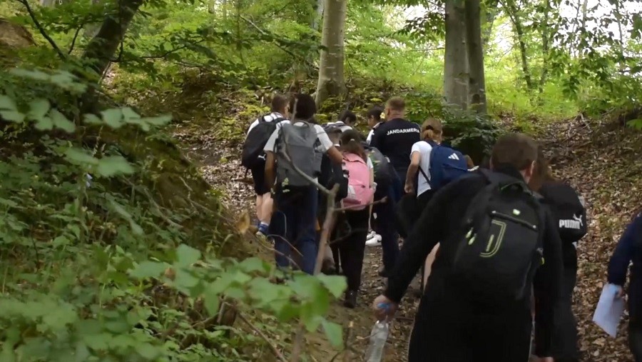 Lecție în aer liber la Sărata Monteoru. Trasee turistice refăcute de jandarmi, cu ajutorul copiilor