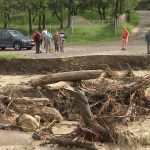 Prăpăd după o oră de ploaie torențială. În Lopătari, viitura a rupt poduri și a inundat gospodării