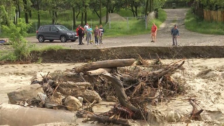 Prăpăd după o oră de ploaie torențială. În Lopătari, viitura a rupt poduri și a inundat gospodării