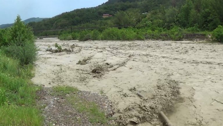 Buzăul, din nou sub ape. Râuri umflate, drumuri blocate și noi avertizări meteo