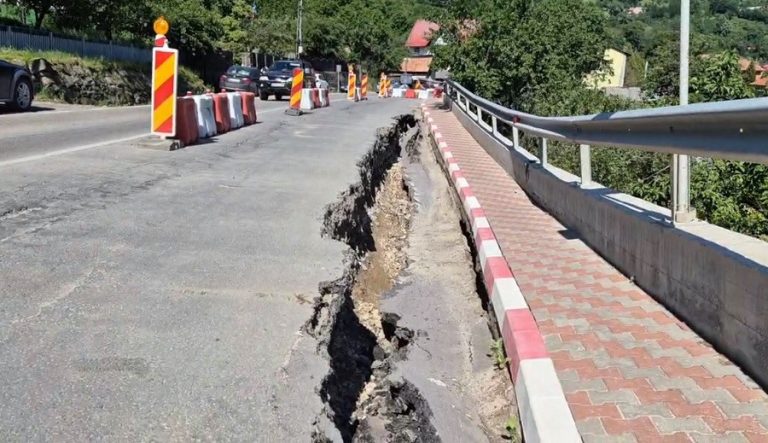 Surpare activă la Siriu. Izvoarele subterane și infiltrațiile de apă au calamitat DN10