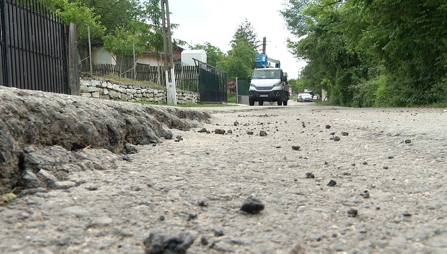 Alunecare de teren la Cănești. O familie se luptă singură cu stihiile naturii