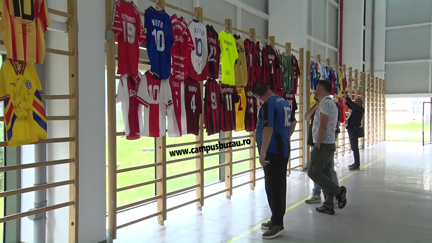 Șase baloane de aur, la Liceul Sportiv. Tricouri valoaroase, expuse în sala de sport a liceului