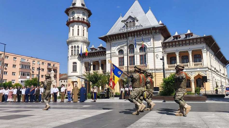 Tricolorul României, omagiat la Buzău. Drapelul Național, ridicat pe catarg în Piața Dacia
