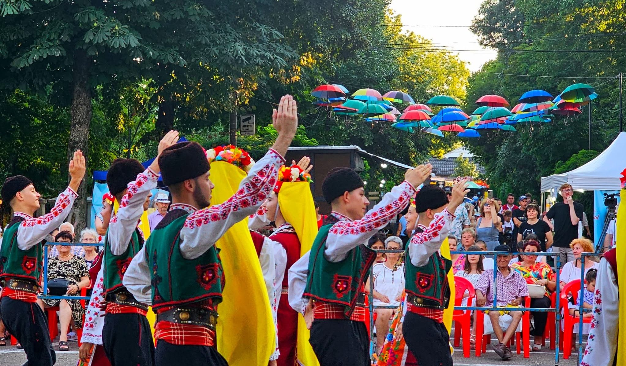 Festival plin de culoare, pe străzile municipiului Râmnicu Sărat. Vezi programul evenimentelor
