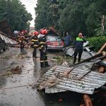 Prăpăd în Buzău după furtună. Acoperișuri luate de vânt, mașini avariate și străzi inundate