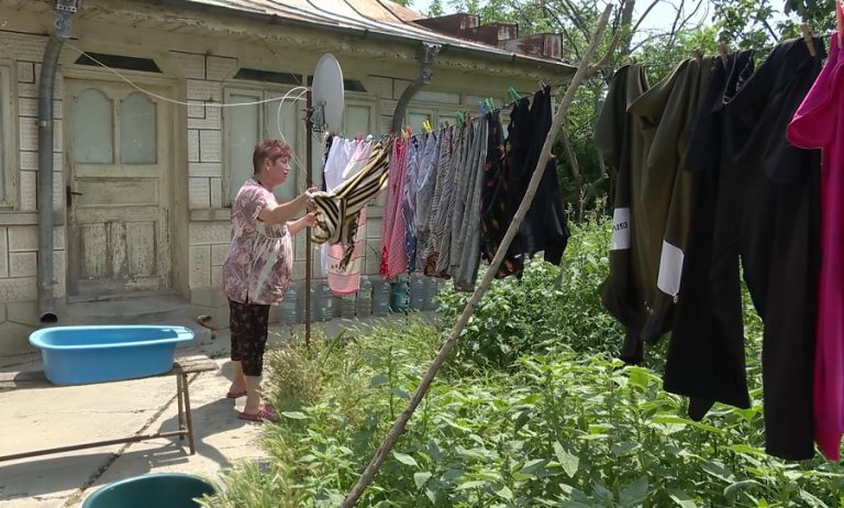 „Aer imposibil de respirat!” Coșmarul trăit de sătenii din Boboc din cauza mirosului de fecale