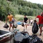 Lacul Siriu, ecologizat de către 115 voluntari. Peste două tone de deșeuri, colectate în doar câteva ore