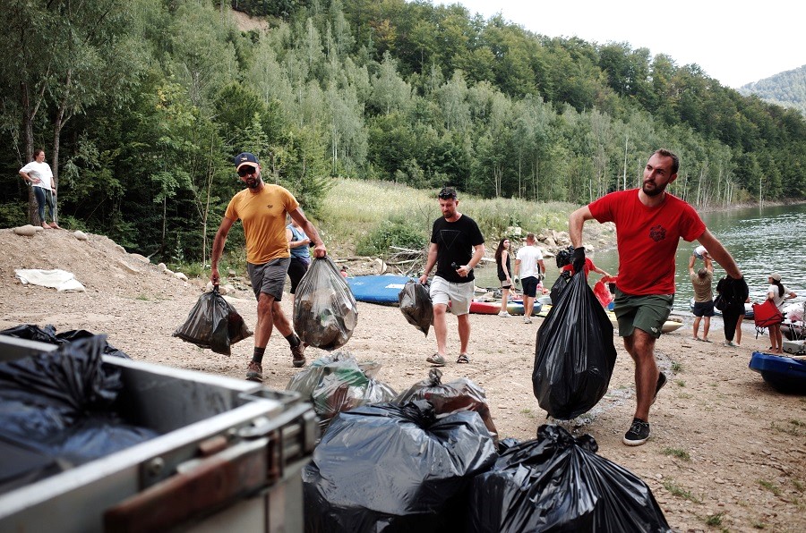 Lacul Siriu, ecologizat de către 115 voluntari. Peste două tone de deșeuri, colectate în doar câteva ore