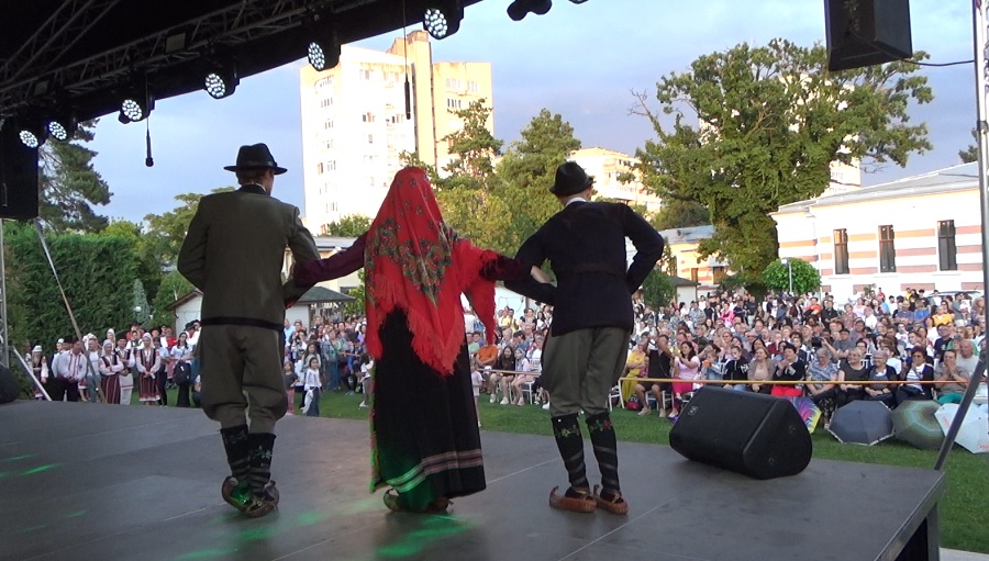 Spectacol de muzică, dans și culoare. Festivalul internațional „Plaiurile Mioriței” a debutat în forță