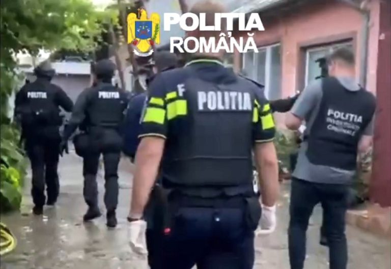 Anchetă a IPJ Prahova la Buzău. Șoferi de camioane, bănuiți că au furat sute de laptopuri