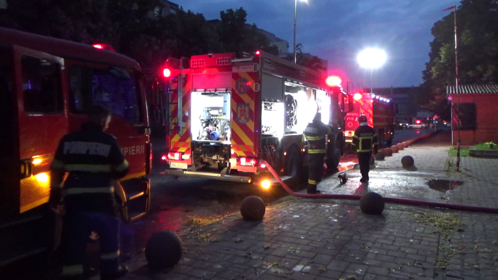 Contactoare în flăcări. Incendiu, aseară, în fosta fabrică