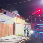 Incendiu puternic la o locuință din Buzău. Pompierii au împiedicat extinderea flăcărilor la casele din apropiere