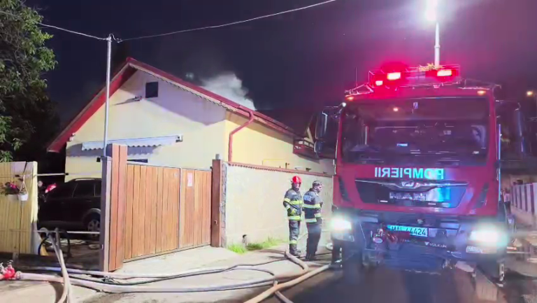 Incendiu puternic la o locuință din Buzău. Pompierii au împiedicat extinderea flăcărilor la casele din apropiere