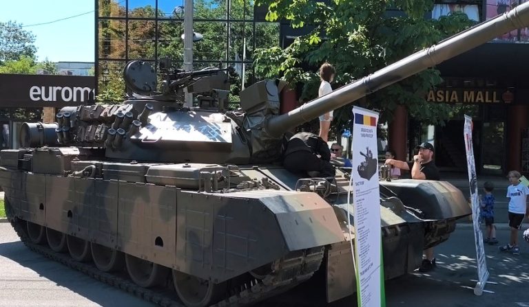 Armata, în mijlocul buzoienilor. Mii de oameni au admirat cele mai noi blindate și drone
