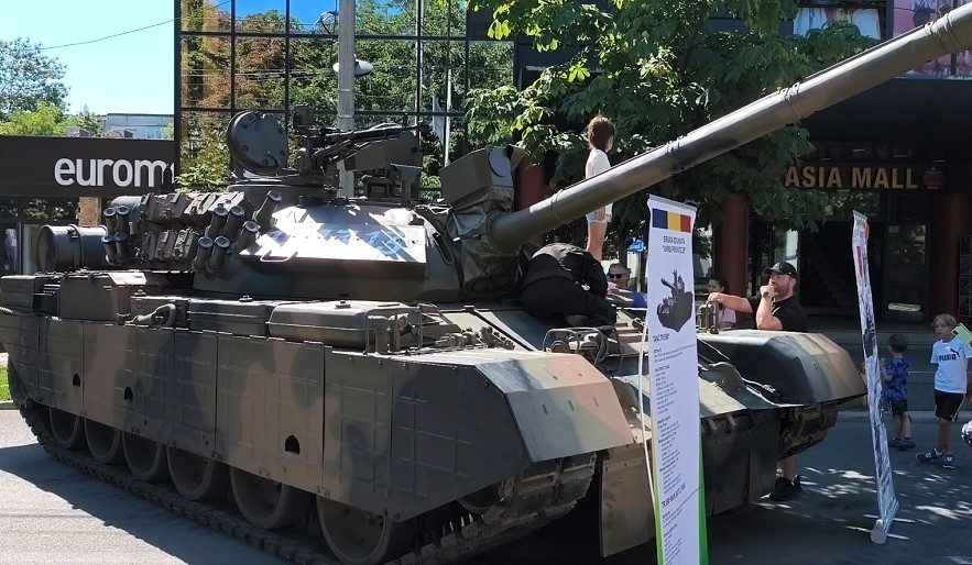 Armata, în mijlocul buzoienilor. Mii de oameni au admirat cele mai noi blindate și drone