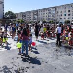 Apă, jocuri și voie bună, la „Marea Bălăceală”. Primarul Toma a plecat ud leoarcă de la eveniment
