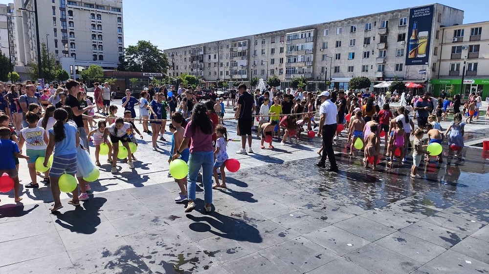 Apă, jocuri și voie bună, la „Marea Bălăceală”. Primarul Toma a plecat ud leoarcă de la eveniment