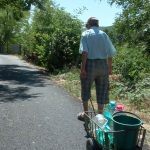 Apa, cu porția în satele de pe Valea Slănicului. Fântânile cu „apă bună”, salvarea pentru localnicii norocoși