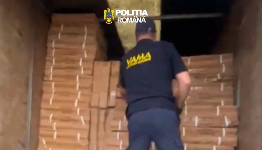 Captură record de țigări de contrabandă. Un camion și o autoutilitară, ticsite cu pachete