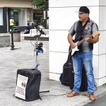 Chitara care răsună în centrul Buzăului. Povestea artistului stradal care cântă pentru fiica bolnavă