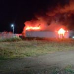 Incendiu violent la Stâlpu. Noapte grea pentru zeci de pompieri din patru județe