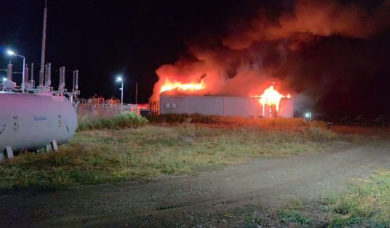 Incendiu violent la Stâlpu. Noapte grea pentru zeci de pompieri din patru județe