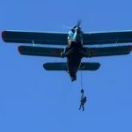 Antrenamente cu incidente la Buzău. Un parașutist a zburat agățat de avion, un altul s-a rănit la aterizare