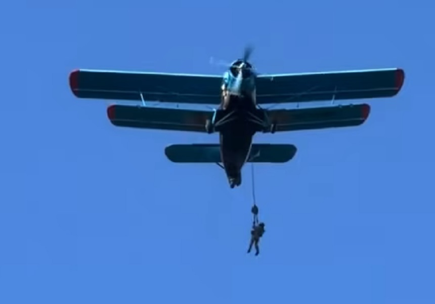 Antrenamente cu incidente la Buzău. Un parașutist a zburat agățat de avion, un altul s-a rănit la aterizare