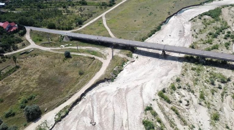 Râul care dispare înainte de vărsare. Seceta a redus dramatic debitul râului Slănic