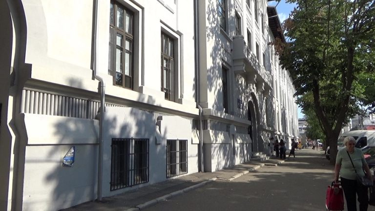 Reabilitare în reparații. Acoperișul de la Eminescu va fi refăcut