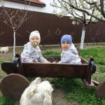 O familie cere ajutorul comunității. Pentru gemenii Casian și Teodor, terapia înseamnă speranță