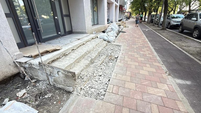 Trepte la trotuar. Se refac scările de pe Bălcescu