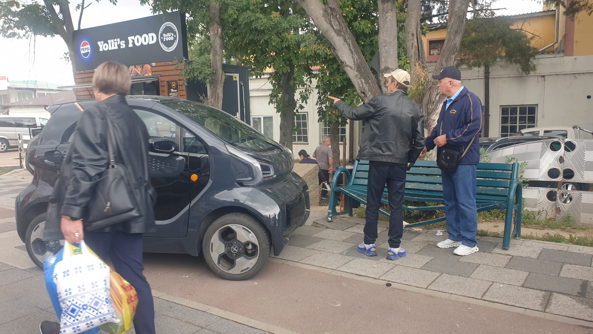 Accident pe Bulevardul Unirii: A tras de volan pentru a evita un autoturism și a ajuns pe trotuar