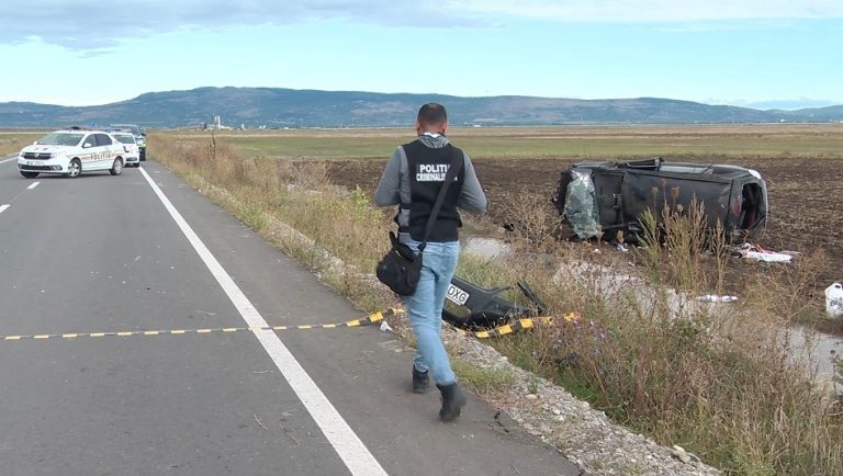 La un pas de tragedie. O mașină cu șapte pasageri s-a răsturnat pe un câmp