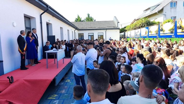Școală nouă la Căpățânești. Prima zi de școală, în săli reabilitate complet
