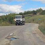 După trei ani de blocaje, se întâmplă minunea. Luni, începe marea reabilitare a drumului către Vulcanii Noroioși