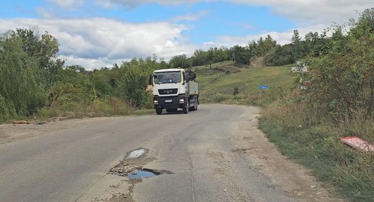 După trei ani de blocaje, se întâmplă minunea. Luni, începe marea reabilitare a drumului către Vulcanii Noroioși