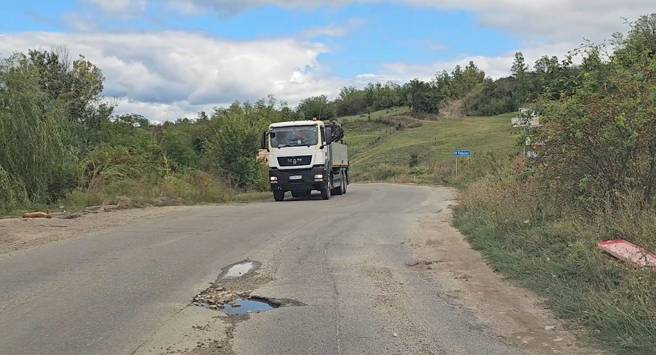 După trei ani de blocaje, se întâmplă minunea. Luni, începe marea reabilitare a drumului către Vulcanii Noroioși