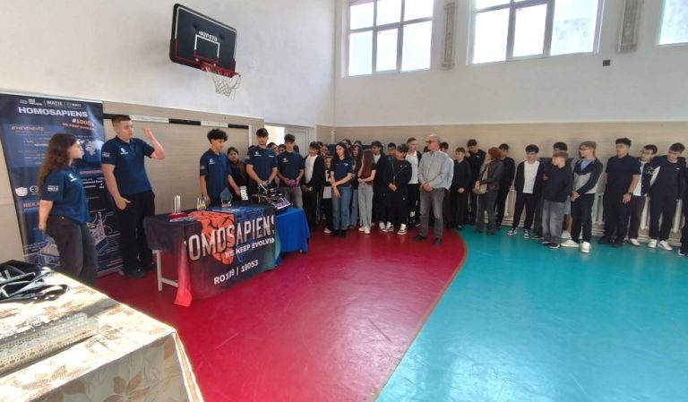 Întâlnire inedită la Școala „Sf. Apostol Andrei”. Hasdeienii de la „Homosapiens” promovează robotica în școli