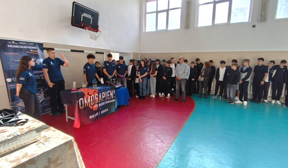 Întâlnire inedită la Școala „Sf. Apostol Andrei”. Hasdeienii de la „Homosapiens” promovează robotica în școli