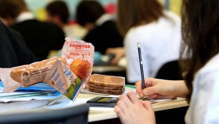 Din nou pe băncile elevilor. Elevii buzoieni primesc din nou produse prin Programul „Lapte și corn”