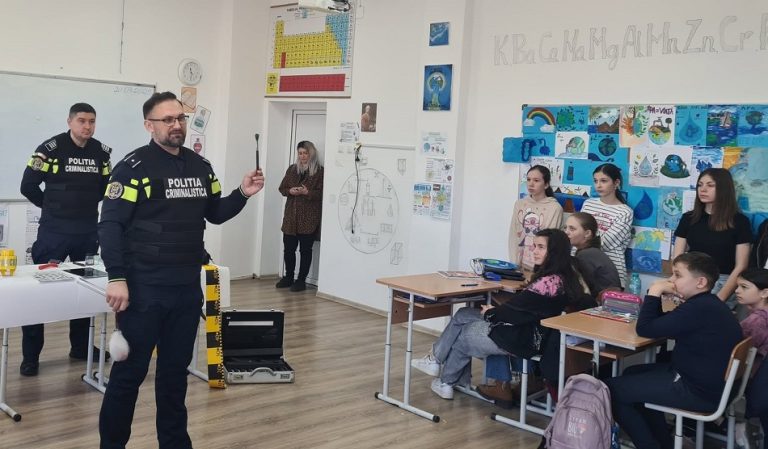Școlile din județ, sub lupa polițiștilor. Anul școlar trecut, 58% dintre infracțiuni au fost loviri sau alte violențe