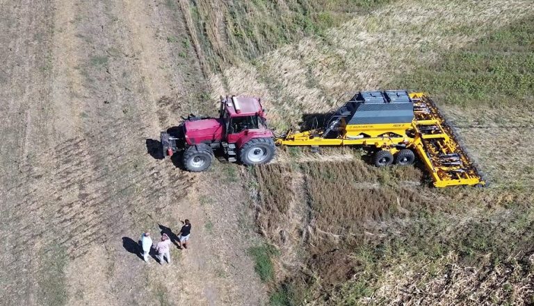 Soluția pentru anii secetoși. Fermierii renunță la plug pentru a salva apa din sol