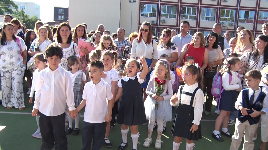 Prima zi de școală. Toți elevii au primit ghiozdane pline