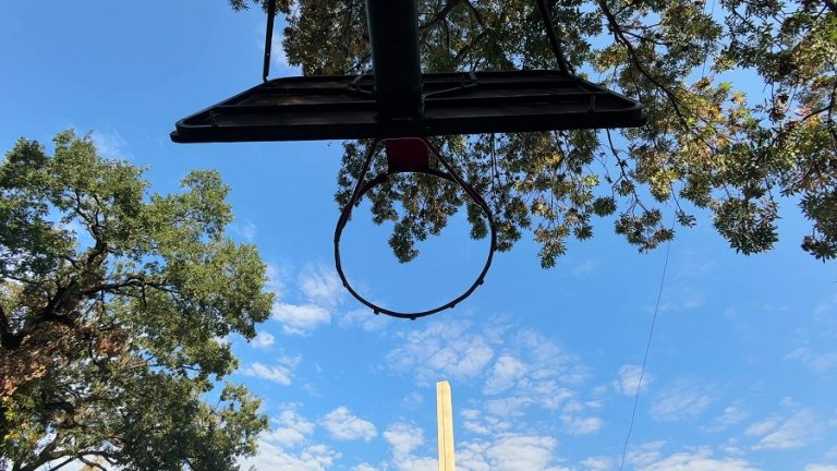 Basketball în parc. Panourile trebuie reparate sau înlocuite