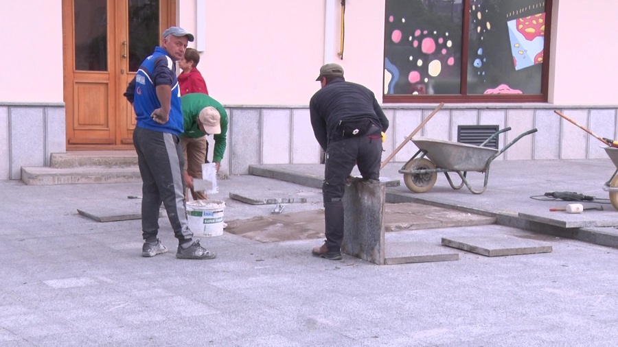 Curățenie complexă. Se aspiră, se spală și se repară platoul